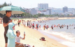 Bãi biển đông nghịt người xuống tắm "xả xui" giữa trưa Tết Đoan Ngọ