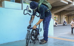 Dân văn phòng bỏ xe máy, mang xe đạp gấp lên tàu điện Cát Linh - Hà Đông