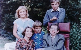 Chân dung 3 người con của thiên tài vật lý Stephen Hawking: Đều tài giỏi, có sự nghiệp riêng nhưng không ai nối nghiệp cha