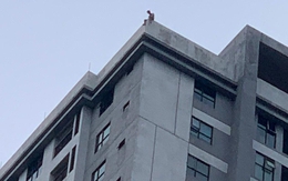 Cứu người đàn ông ngồi vắt vẻo trên nóc chung cư 40 tầng