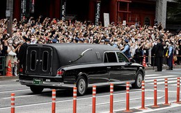 Người dân Nhật Bản xuống đường tiễn đoàn xe chở linh cữu cố Thủ tướng Abe Shinzo