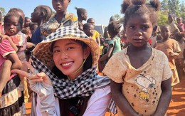 Hoa hậu Thuỳ Tiên dạy em bé Angola hát bài "Cháu yêu bà" bằng tiếng Việt gây sốt