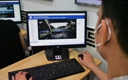 Người học lái xe khốn khổ với phần mềm mô phỏng trên mạng