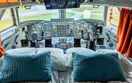 Chi 3 triệu USD biến máy bay thành khách sạn độc đáo: Thưởng trà trên cánh, ngủ trong khoang động cơ và buồng lái