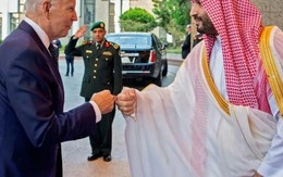 Vì sao ông Joe Biden bất đắc dĩ "bắt tay" với Thái tử Ả Rập Saudi?