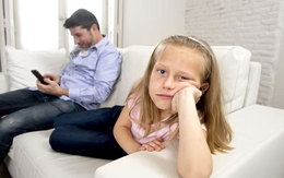 11 thói quen xấu từ bố mẹ mà trẻ dễ bắt chước nhất, điều số 5 hầu như gia đình nào cũng mắc phải