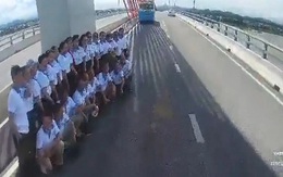 Nhóm người dàn hàng chụp ảnh trên cầu suýt bị ô tô tông trúng