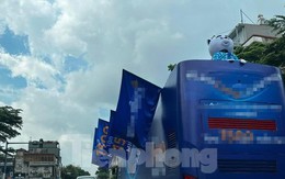 Xe khách trùm kín quảng cáo diễu phố: Sở Văn hóa và CSGT Hà Nội nói gì?