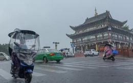 Trung Quốc: Đang nắng thiêu đốt sang mưa xối xả, hàng chục ngàn người chạy lũ