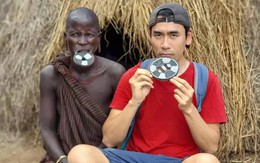 Theo chân blogger Việt khám phá bộ lạc ở châu Phi: Nhiều điều thú vị, trang phục bằng lá cây