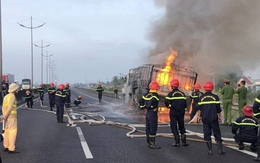 Xe tải cháy rụi trên cao tốc TP Hồ Chí Minh - Trung Lương