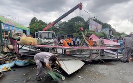 TP.HCM: Cổng chào công viên nước Đầm Sen đổ sập xuống đường, nhiều người bỏ chạy