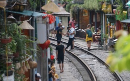 Ga Hà Nội "di dời": Số phận tuyến đường sắt xuyên nội đô thu hút khách du lịch ra sao?