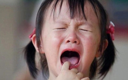 Hiểu rõ nguyên nhân trẻ hay khóc mỗi khi đến trường để không quát mắng con
