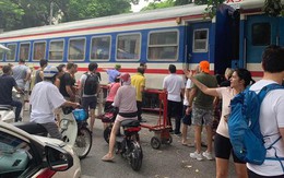 Hà Nội: Du khách nước ngoài gặp nạn khi chụp ảnh ở phố cà phê đường tàu
