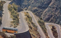 Tài xế xe buýt ‘cự phách’ nhất thế giới, trở thành biểu tượng đất nước nhờ hằng ngày lái đường đèo