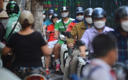 Ảnh, clip: Công trình xây dựng giữa phố Hà Nội khiến người dân chật vật di chuyển