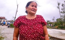 Ảnh: Dân miền biển ở Huế ứa nước mắt nhìn nhà cửa, tài sản bị bão Noru tàn phá
