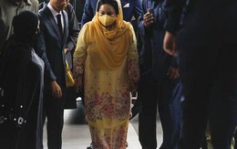 Nhận án khủng, vợ cựu thủ tướng Malaysia khóc giữa tòa: Không ai thấy tôi đếm tiền