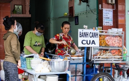 Bánh canh cua gạch nguyên con giá 135.000 đồng hút khách ở TP.HCM