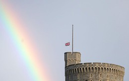 Người Anh rơi nước mắt tưởng nhớ Nữ hoàng Elizabeth II, cầu vồng xuất hiện trên Lâu đài Windsor