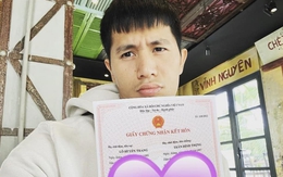Hội tuyển thủ đón năm mới: Đình Trọng khoe giấy chứng nhận kết hôn, Văn Lâm gọi video cùng gia đình