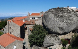 Kỳ lạ ngôi làng được xây dựng chen chúc giữa những tảng đá khổng lồ