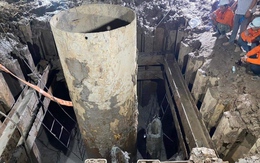 Bé trai lọt xuống trụ bê tông ở Đồng Tháp: Phá ma sát đất để rút ống vách