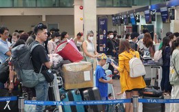 Dòng người xếp hàng dài đợi làm thủ tục ở sân bay Tân Sơn Nhất