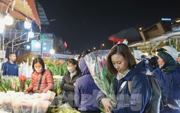 Đêm không ngủ ở chợ hoa lớn nhất Hà Nội giáp Tết