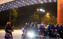 Những đoàn người xuyên đêm chạy xe máy về quê đón Tết