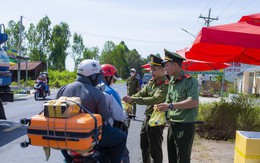 Xúc động hình ảnh công an và đoàn thanh niên tiếp sức người dân về quê đón Tết