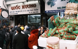 Cập nhật 28 Tết: Người dân Hà Nội đổ xô đi mua bánh chưng, giò chả, nhiều nơi xếp hàng đông nghịt