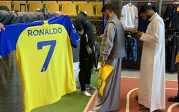 Fan xếp hàng chờ mua áo đấu của Ronaldo