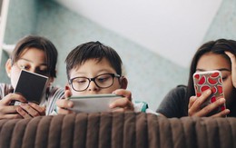 Con "dán mắt" thiết bị điện tử quá nhiều? Chuyên gia chỉ ra: Thay vì lo lắng, cha mẹ thông thái dùng 3 cách này để "hóa giải tác hại"