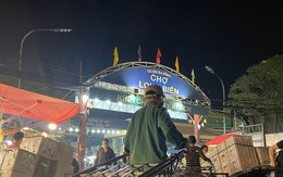 Áo cộc, chân trần 'kiếm Tết' trong đêm ở chợ hoa quả lớn nhất Hà Nội