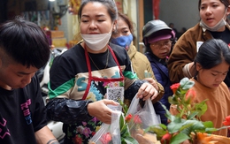 Cảnh mua bán gà luộc sáng 30 Tết ở Hà Nội: Nhân viên dán QR code thanh toán lên áo để kịp phục vụ