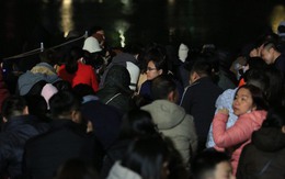 Hàng ngàn người chờ đợi màn bắn pháo hoa tại hồ Gươm