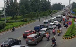 Người dân ra đường đi chơi Tết, gây ùn ứ giao thông tại cầu Rạch Miễu, Tiền Giang