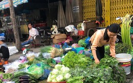 Mùng 2 Tết đi chợ, giật mình với giá rau xanh