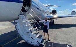 Nghề làm tiếp viên hàng không cho giới siêu giàu: Thu nhập lớn nhưng áp lực 'trên trời'