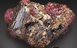 Khoáng chất nào hiếm có bậc nhất trên Trái Đất?