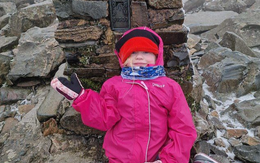 Cô bé 5 tuổi trở thành người trẻ nhất thế giới leo lên đỉnh núi cao nhất nước Anh trong vòng chưa đầy 48 giờ: Biết được mục đích khiến ai cũng cảm động
