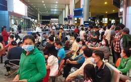 Sân bay Tân Sơn Nhất nhộn nhịp người dân đón Việt kiều về nước ăn Tết sau 2 năm