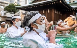 Thú vị nghi lễ tắm nước đá lấy may đầu năm mới ở Nhật Bản