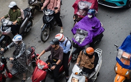 Hà Nội: Không khí lạnh tăng cường kèm mưa, người dân mặc thêm áo khoác ra đường