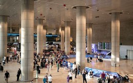 Hành khách ở sân bay Israel 'hú vía' vì tên lửa nổ ngay trên đầu