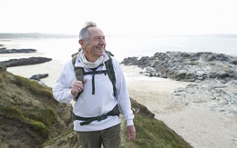 Bị viêm khớp, huấn luyện viên 81 tuổi vẫn đi bộ xuyên 240km nhờ thực hiện 5 động tác này mỗi ngày