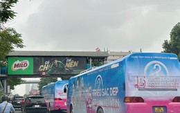 Xe khách trùm quảng cáo tiếp tục diễu phố, vượt đèn đỏ tại Hà Nội