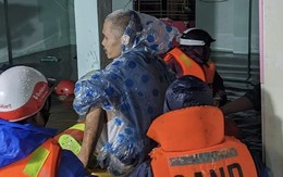 Trắng đêm ngâm mình trong nước giúp dân di dời khỏi vùng ngập lụt